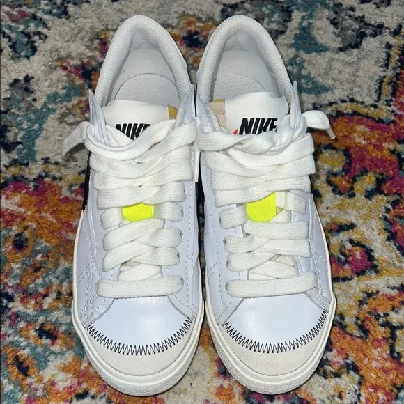 Nike Blazer Low ‘77 White and Black Sneakers Size 9 - Picture 2 of 6